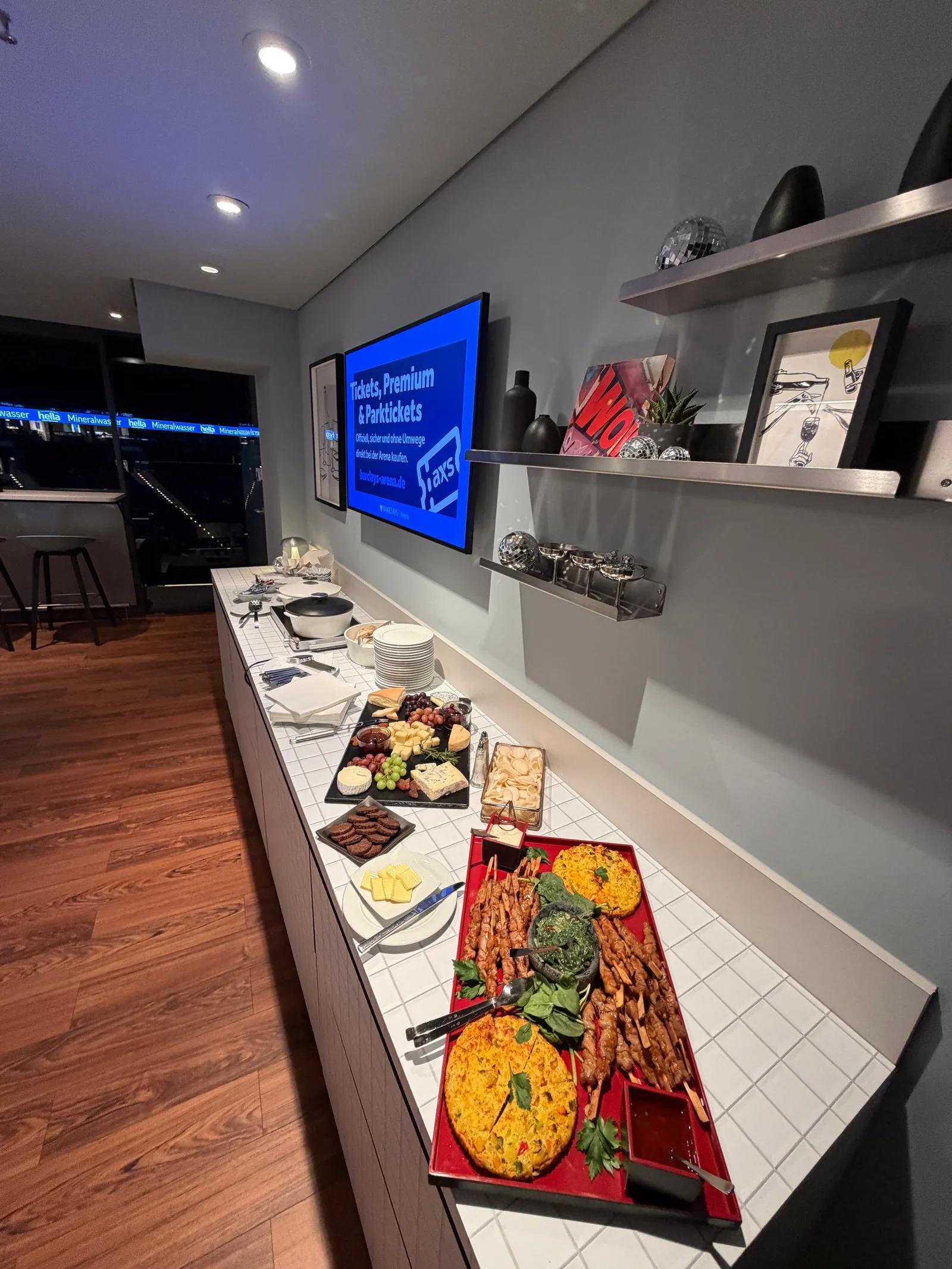 Buffet in der Loge 228 mit warmen Speisen, Käse und Obst