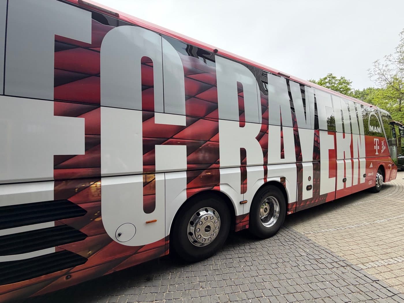 FC-Bayern-Team-Bus vor dem Infinity Hotel München rund um einen Spieltag in München