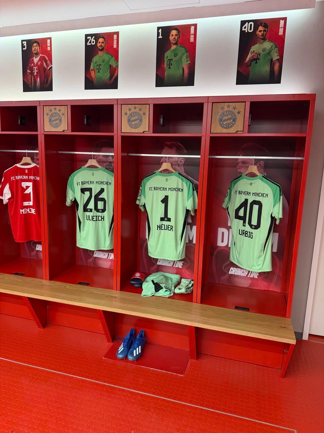 Einblick in den Kabinenbereich mit Trikots des FC Bayern München im Rahmen des Stadionprogramms