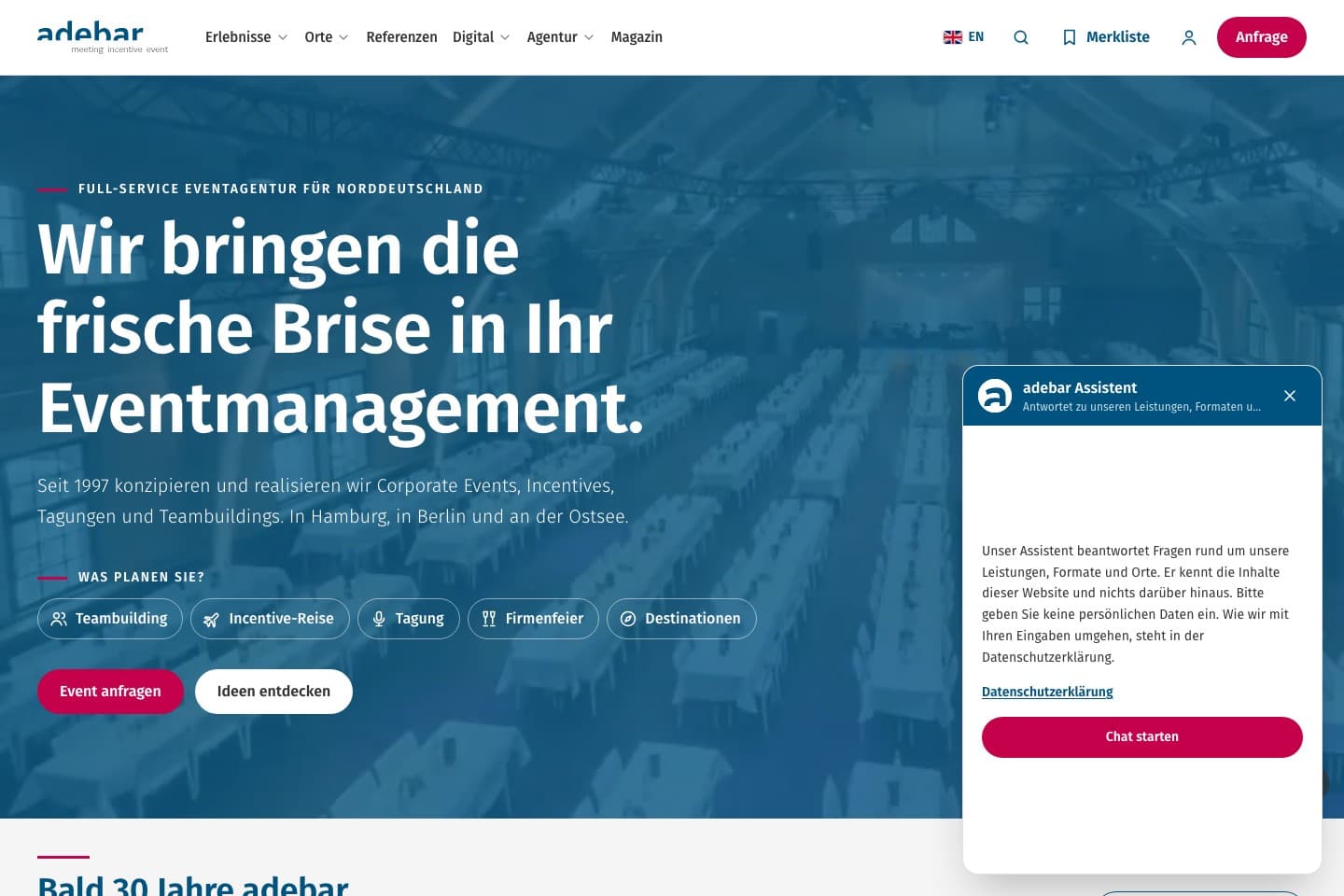 Der Chat auf adebar.de bietet einen direkten Einstieg für Fragen zur Veranstaltungsplanung. Screenshot vom 4. Oktober 2026.