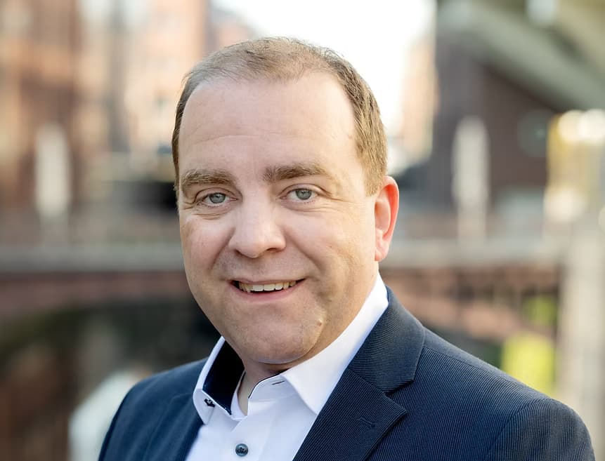 Tom Kothe, Gastgeber der KI-Keynote und Live-Show UNBERECHENBAR