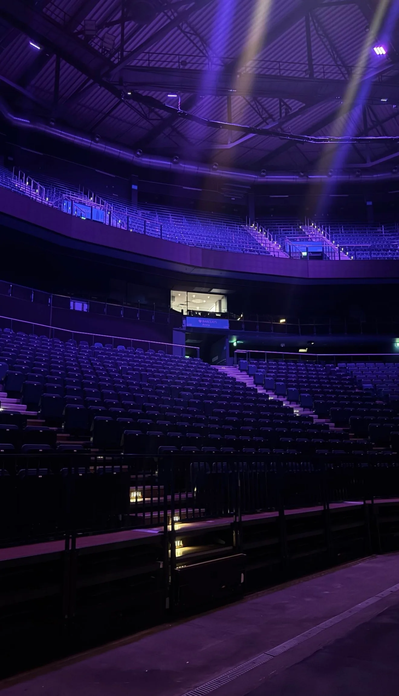 Blick durch die violett beleuchtete Barclays Arena auf die Logen