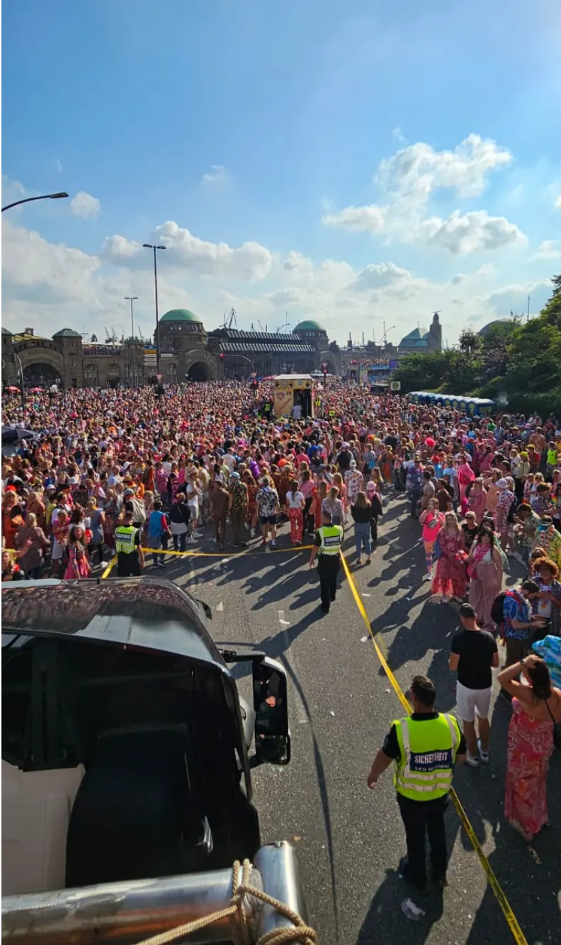 Blick vom Schladming-Dachstein Partytruck auf den Schlagermove Hamburg